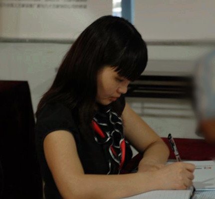 宇華印刷陳小姐在認真記筆記