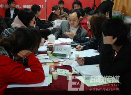學員們積極討論所學內容