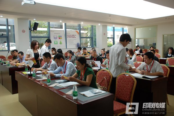 印聯傳媒服務人員為會員發放積分單
