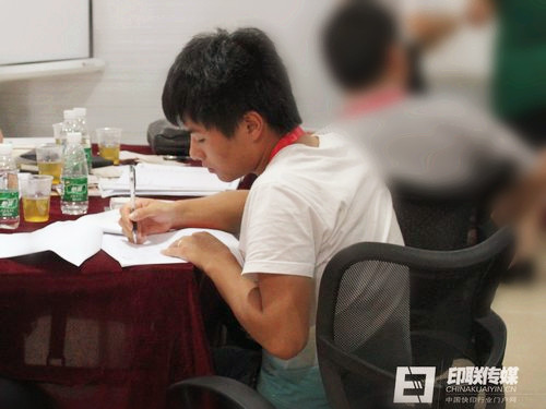 90后學員在認真記筆記